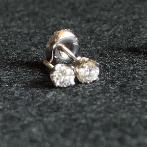 14K DIAMOND STUDS EARRINGS❤️